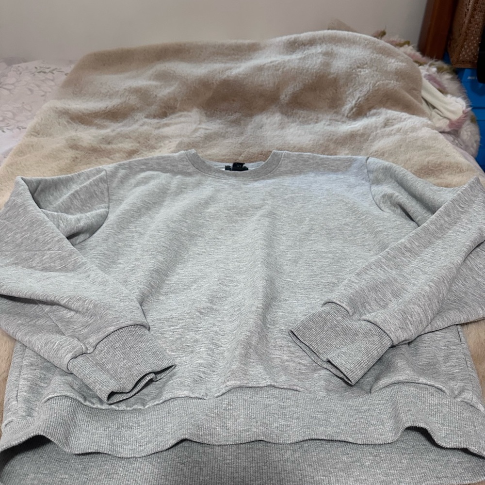 Forever 21 Light Gray Crewneck Sweatshirt M